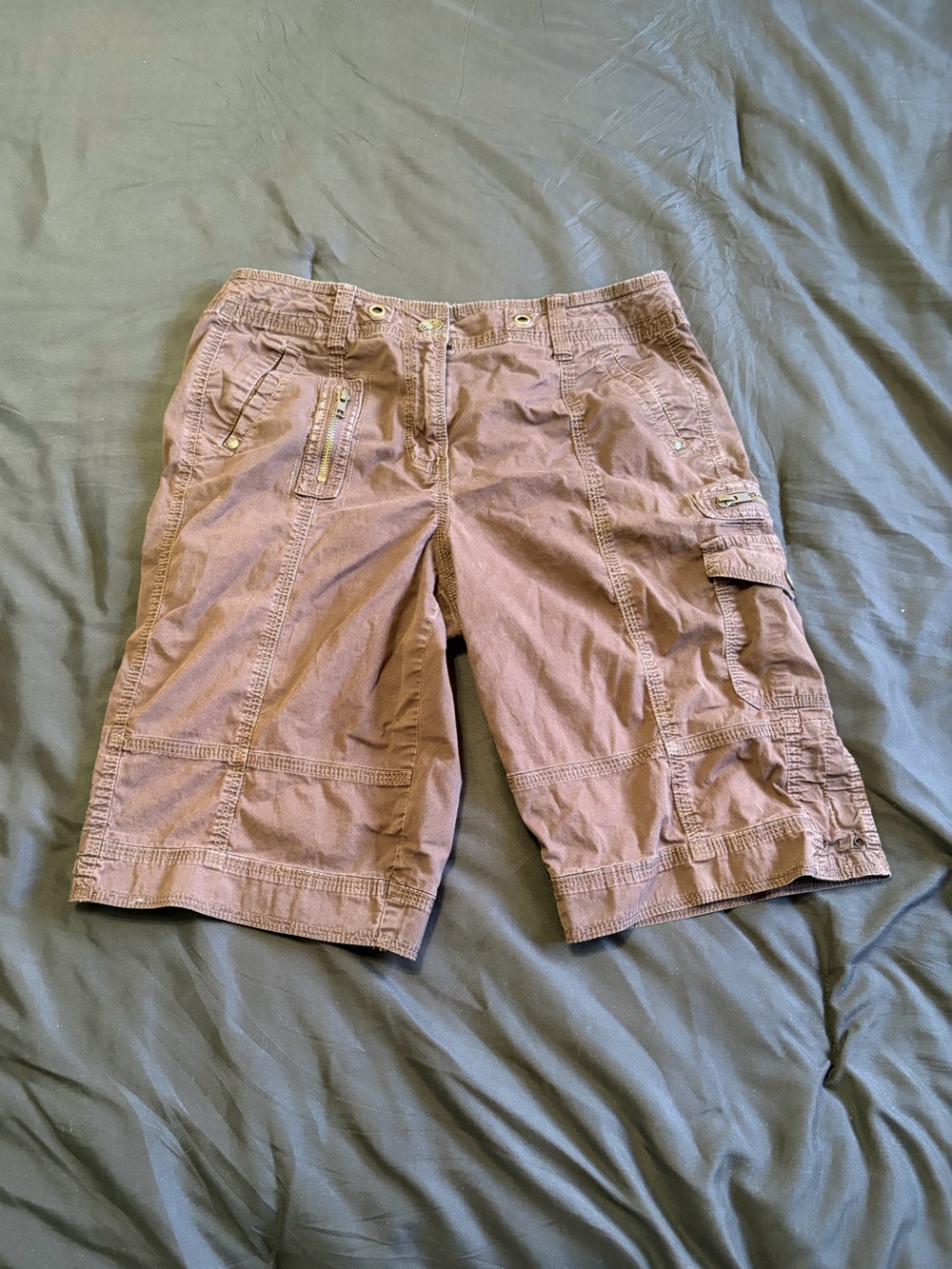 Y2K 2000s style dark Brown cargo shorts. Size 8.